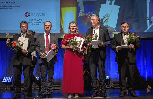 Finalisten der Region Sachsen v.l.n.r.

• WEBER Gruppe - Herr Peter Weber, Geschäftsführer

• ECOVIS WWS Steuerbeartungsgesellschaft mbH Chemnitz - Herr Thomas Rösler, Geschäftsführer

• CEP Anlagenautomatisierung GmbH - Frau Susann Dittrich, Prokuristin

• Buffet Crampon Deutschland GmbH - Herr Volker Voigt, Geschäftsführer

• ACL GmbH - Herr Thomas Wollesky, Geschäftsführer

© DieProfifotografen / Oskar-Patzelt-Stiftung